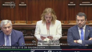Meloni, l'applauso per Satnam Singh e la 'sveglia' ai ministri: "Alzatevi" - Video
