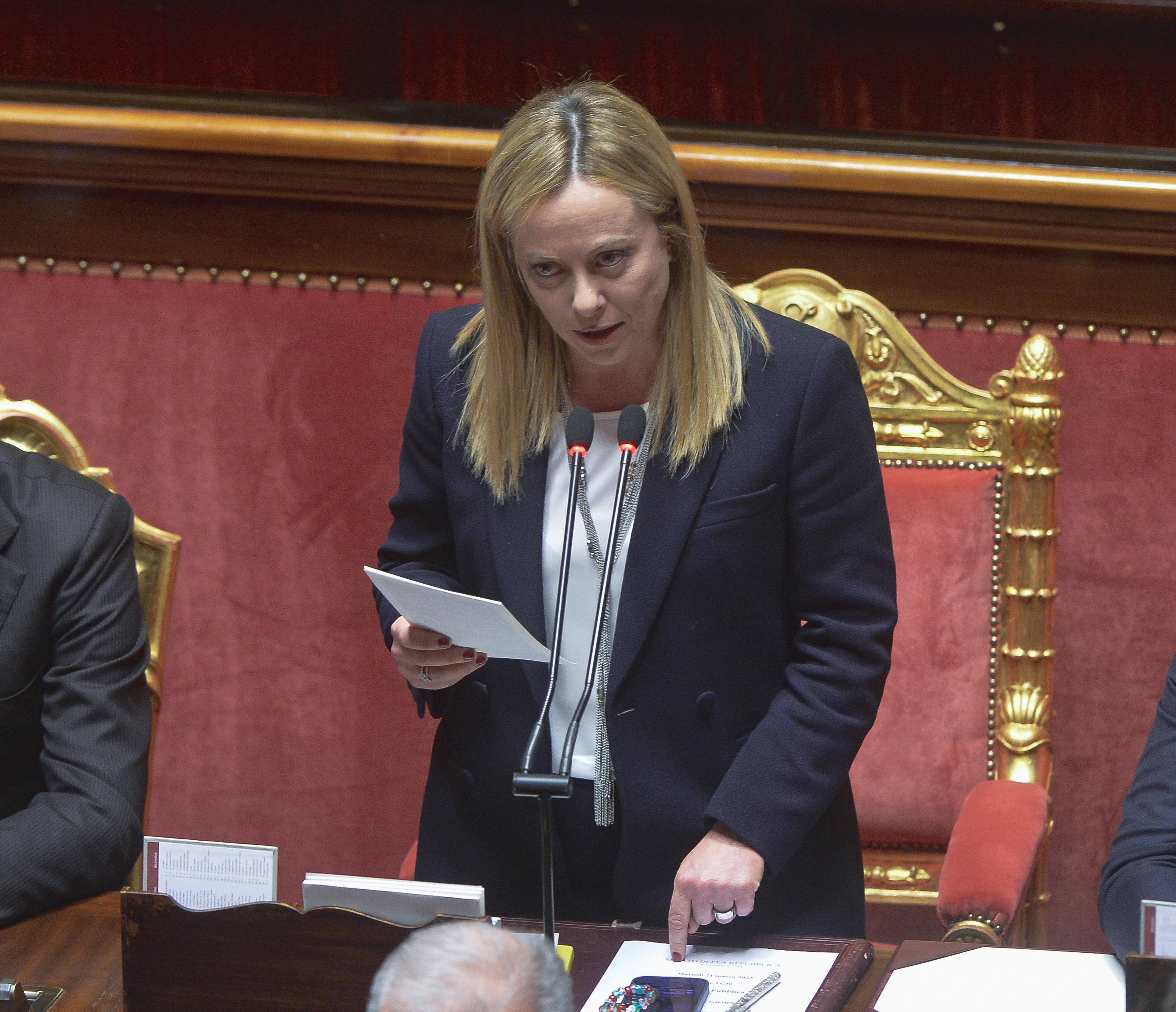 Meloni: "Prendo ordini da Ue? Preferisco dimettermi che fare come Conte..
