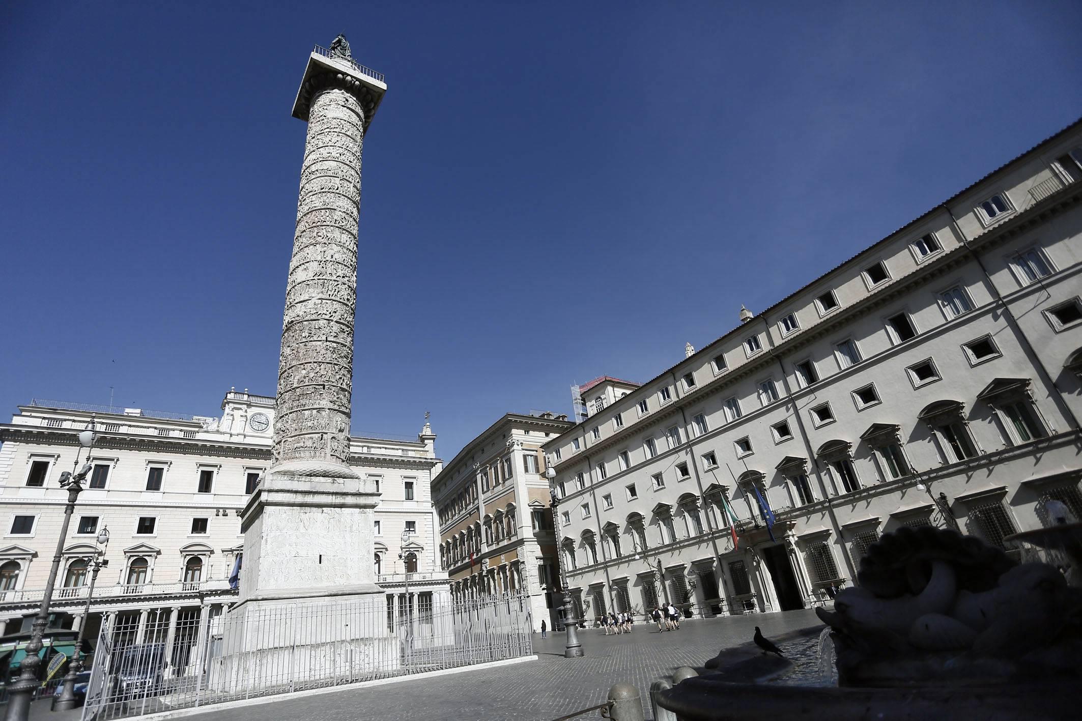 Meloni 'toglie' le transenne, Piazza Colonna riapre al pubblico