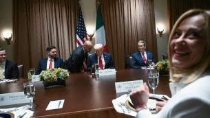 Meloni-Trump, incontro con sorrisi, complimenti e pranzo leggero