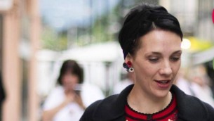 Merano, neosindaca Katharina Zeller si toglie fascia tricolore: il caso
