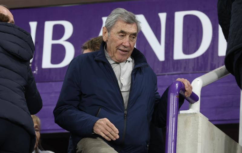 Merckx, incidente in bici: l'ex ciclista cade e si fa male all'anca