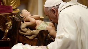 Messa di Natale, Papa: "Basta morti sul lavoro, uomo non è schiavo"