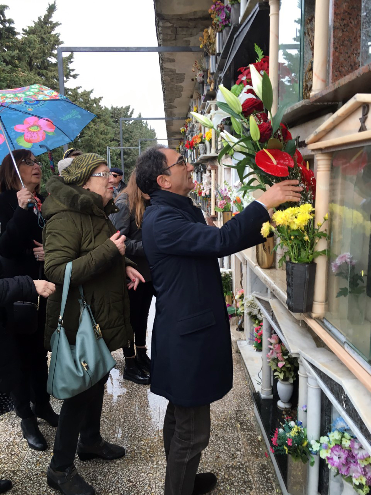 Sergio Abramo, mentre depone un mazzo di fiori sulla tomba dell'avvocato Ferrara