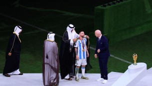 Messi alza la coppa vestito da arabo, maglia coperta e polemiche