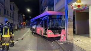 Mestre, autobus elettrico contro pilastro palazzo: 15 feriti