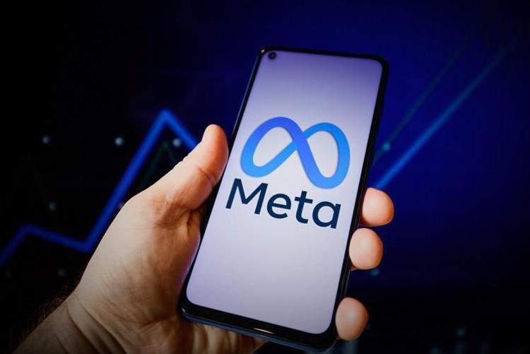 Meta licenzia 10mila persone