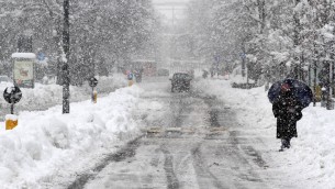 Meteo oggi con neve in collina e freddi venti di burrasca, più sole da domenica