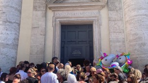 Michela Murgia, i funerali alla chiesa degli Artisti: lungo applauso accoglie il feretro