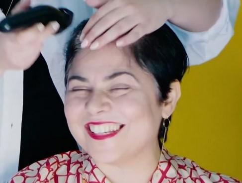 Michela Murgia si rasa: "La sardità dei miei capelli ha ceduto" - Video