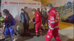 Migrante, nave Geo Barents a Catania: via allo sbarco - Video