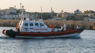 Migranti, 12 sbarchi nella notte a Lampedusa