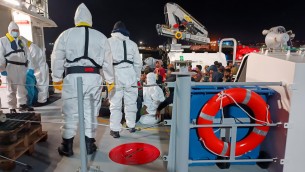 Migranti, 240 arrivi nella notte a Lampedusa: quasi 2mila in hotspot