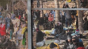 Migranti, 5000 euro per evitare il Cpr: opposizione contro governo