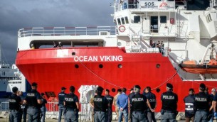 Migranti, 92 su Ocean Viking a Salerno: la metà sono minori soli
