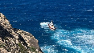 Migranti, a Lampedusa cadavere di una donna affiora tra gli scogli