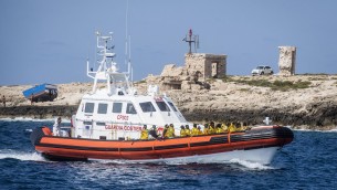 Migranti, a Lampedusa notte di sbarchi