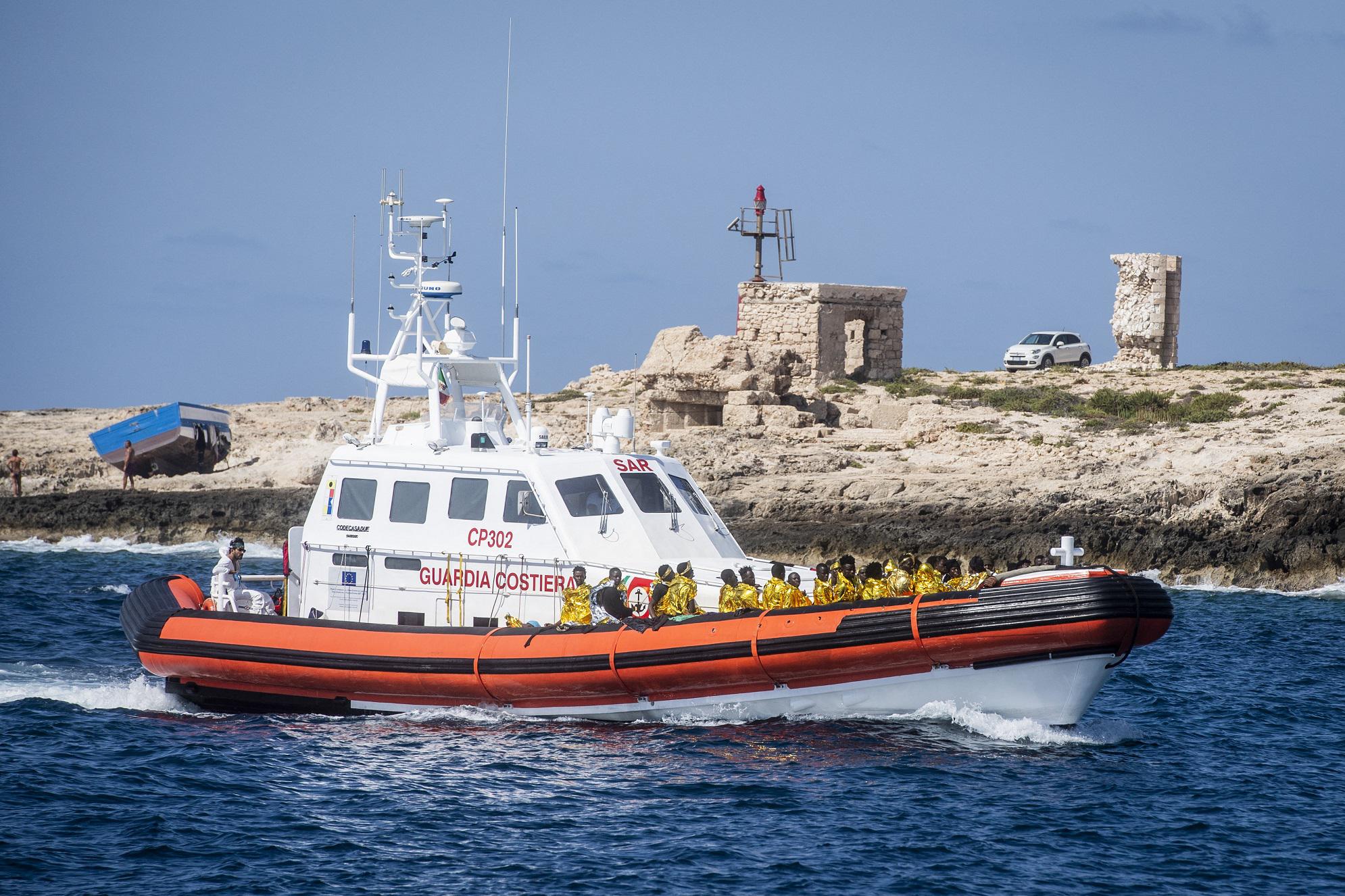 Migranti, a Lampedusa notte di sbarchi