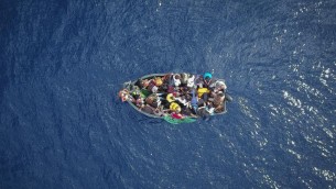 Migranti, accordo Gb-Francia su pattugliamenti Manica