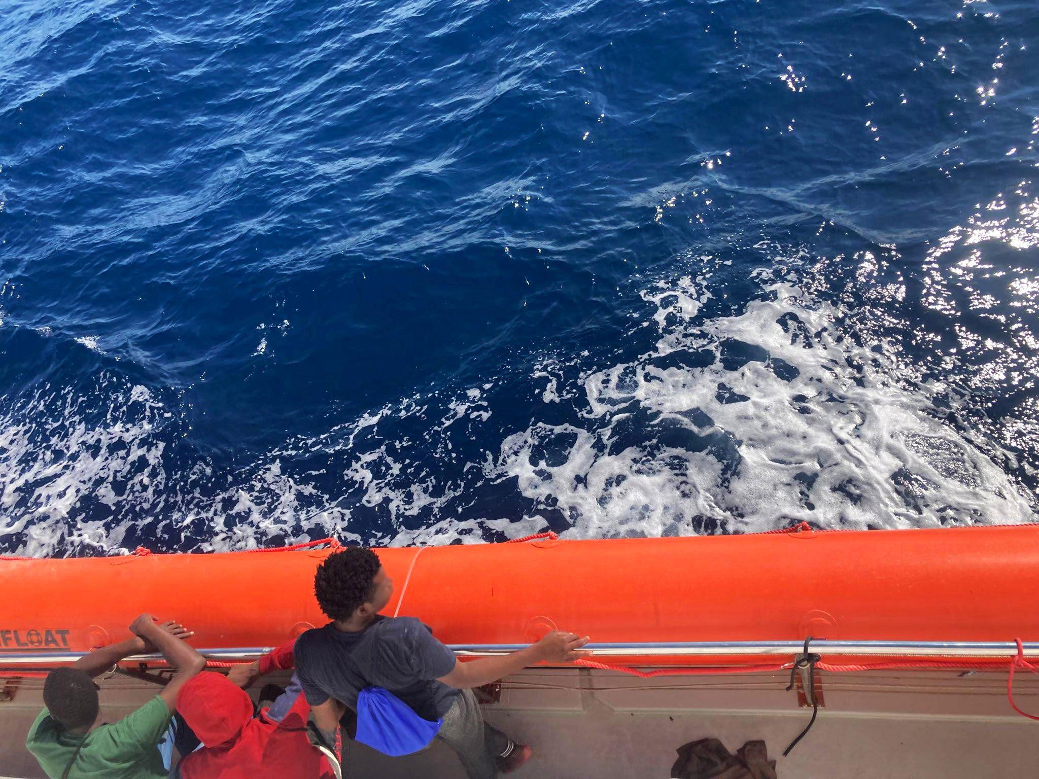 Migranti, ancora sbarchi nella notte a Lampedusa: oltre 1