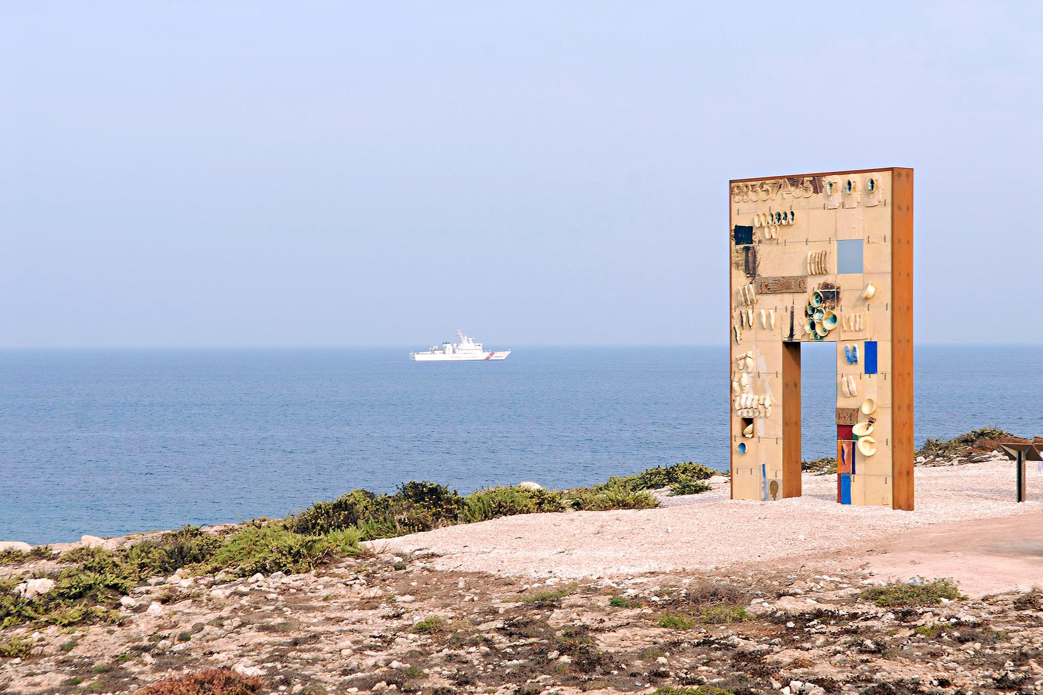 Migranti, ancora uno sbarco a Lampedusa: hotspot in affanno