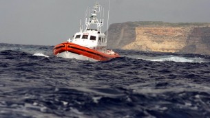 Migranti, barca affonda durante soccorsi a Lampedusa: morta una donna