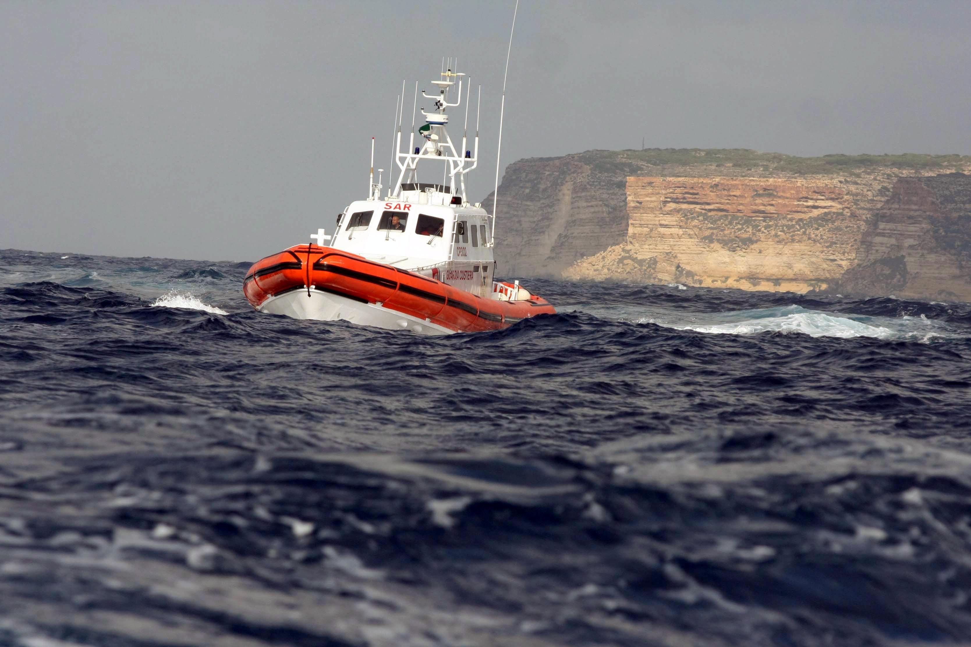 Migranti, barca affonda durante soccorsi a Lampedusa: morta una donna