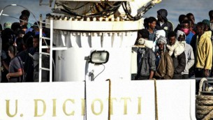 Migranti, barca in difficoltà: 400 persone a bordo