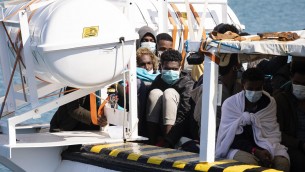 Migranti, bozza dl: confisca navi e multe fino a 50mila euro