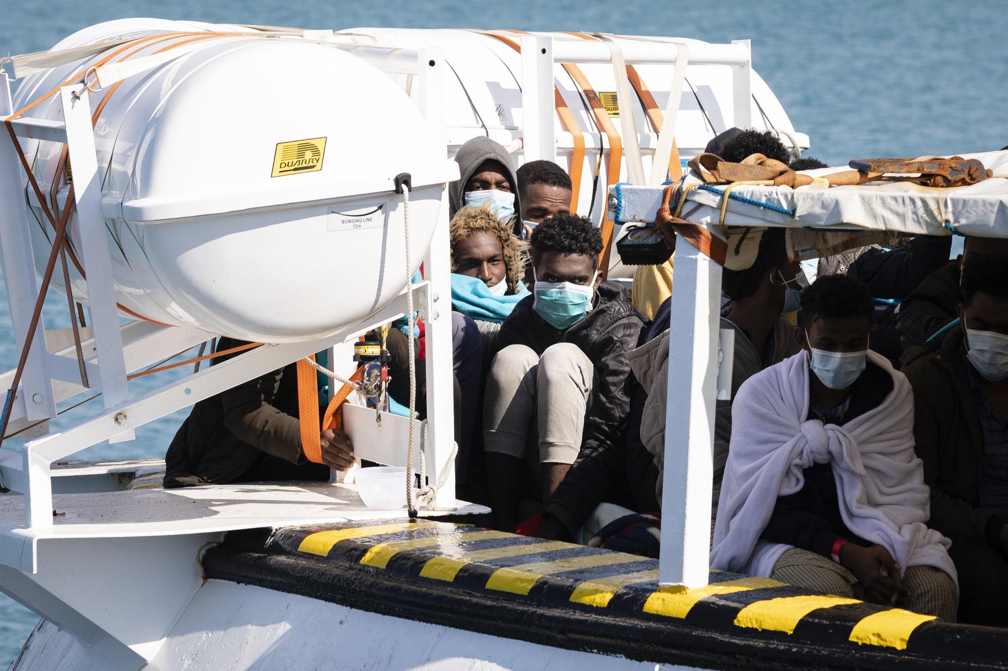 Migranti, bozza dl: confisca navi e multe fino a 50mila euro