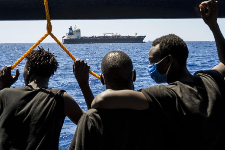 Migranti, Commissione Ue: "Accordo ora su patto, basta lavorare nave per nave"