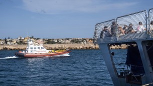 Migranti, Conte a Lampedusa: "Da governo bluff, isola al collasso"