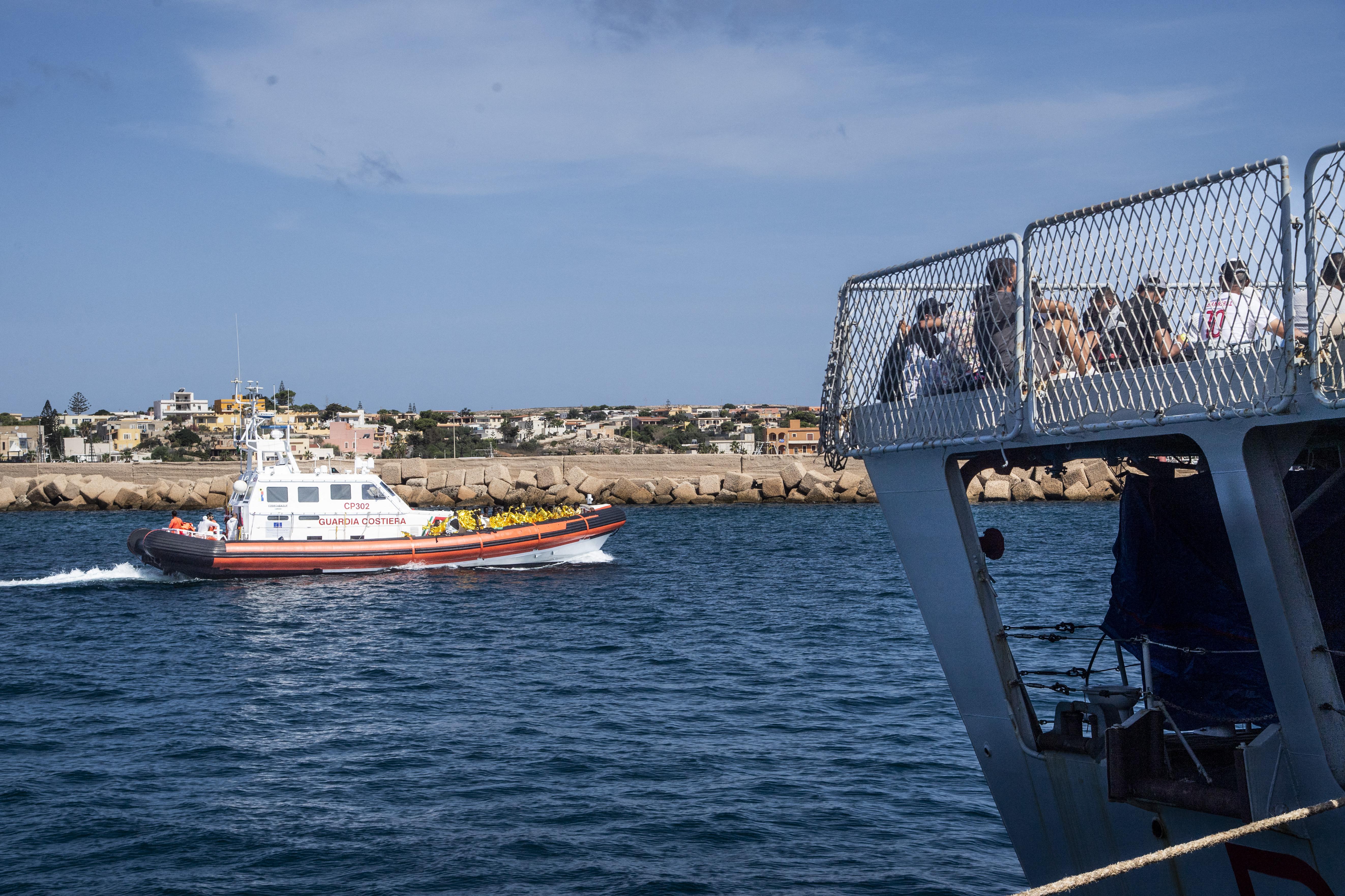 Migranti, Conte a Lampedusa: "Da governo bluff, isola al collasso"