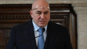 Migranti, Crosetto: "Senza sviluppo in Africa, decine di migliaia al giorno verso l'Europa"