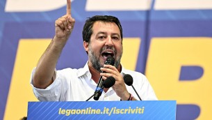 Migranti, da Salvini ‘bacioni’ a Richard Gere: "Apri ville e portateli a casa"