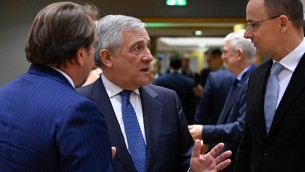 Migranti e Ong, Tajani: "Un conto è soccorso, un altro l'appuntamento in mare"