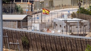 Migranti, entra in Spagna dal Marocco in parapendio