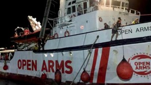 Migranti, fermo amministrativo e multa per Open Arms