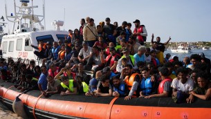Migranti, Germania a Italia: "Rispetti Dublino o non accoglieremo più"