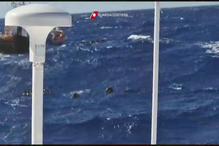 Migranti, Guardia costiera mette in salvo 57 persone - Video