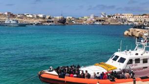 Migranti, hot spot Lampedusa al collasso