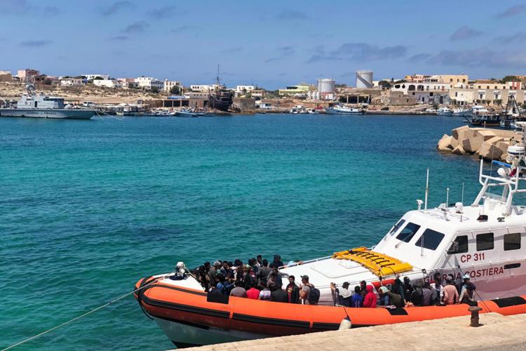 Migranti, hot spot Lampedusa al collasso