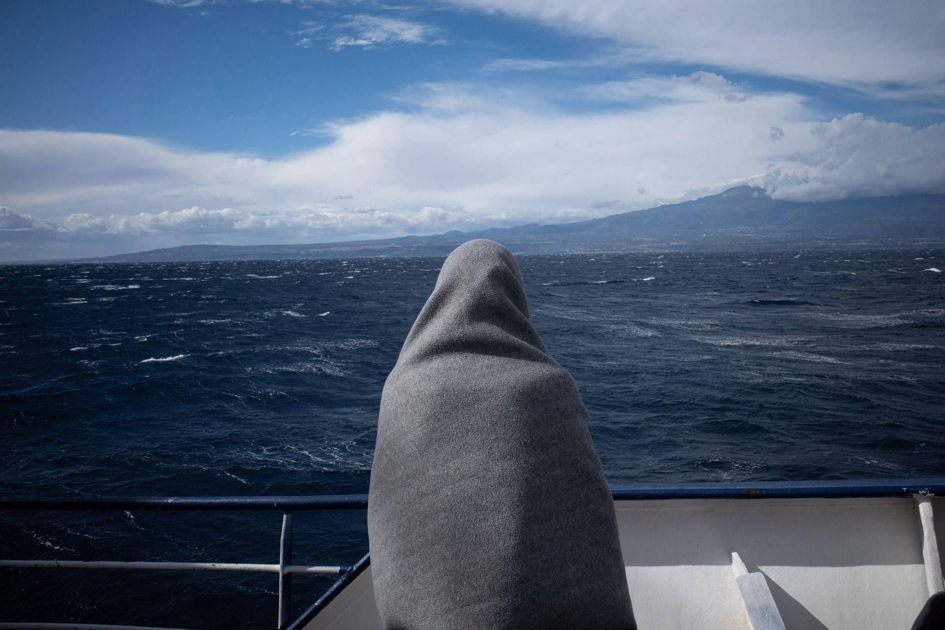Migranti, Humanity verso Ravenna chiede porto più vicino: "Meteo peggiora e tanti con ferite"