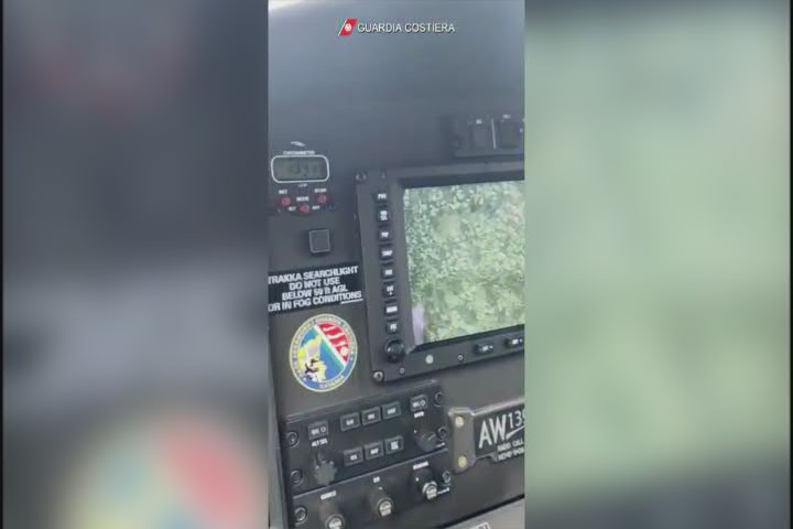 Migranti, il salvataggio sull'isola di Lampione - Video