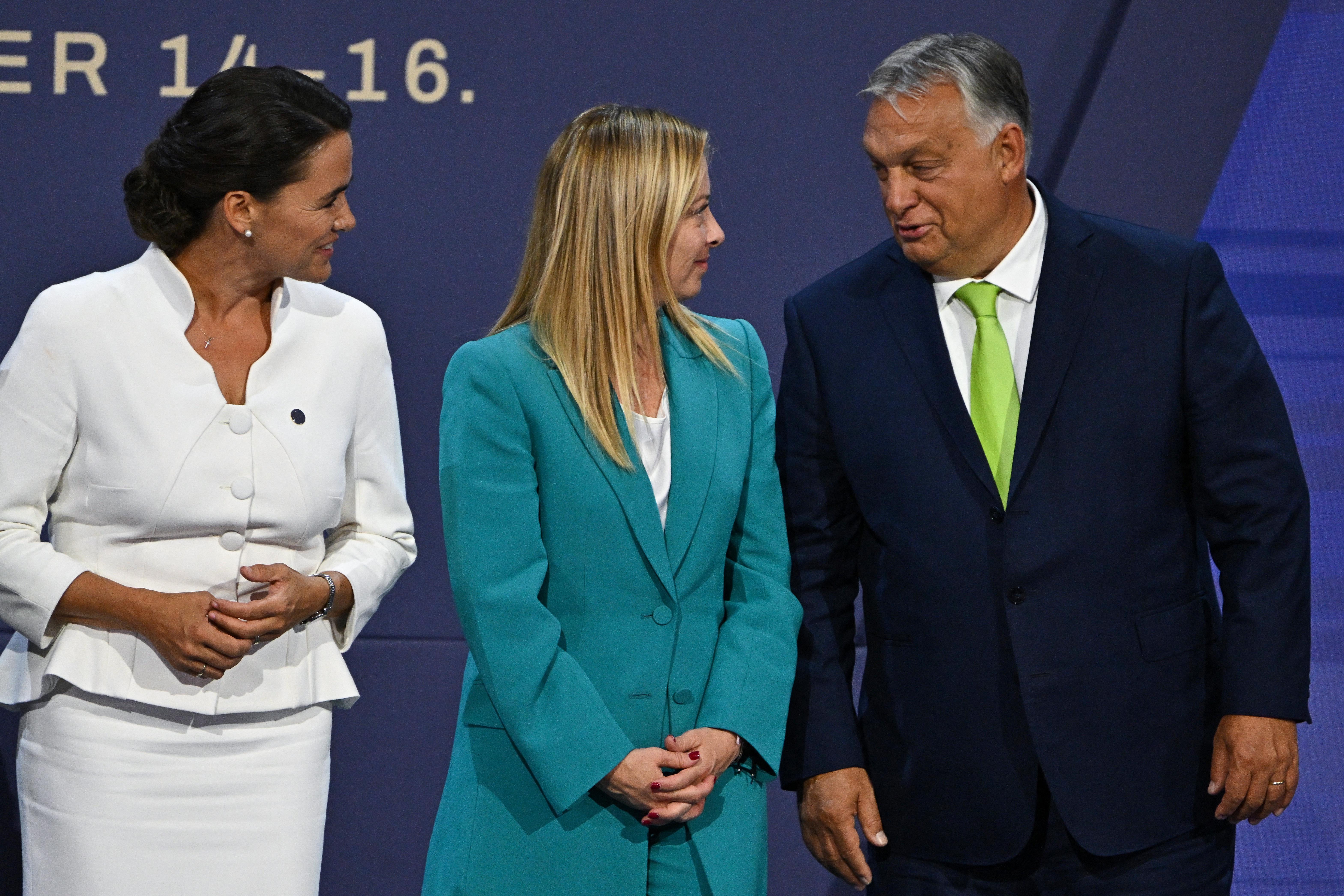 Migranti, incontro tra Giorgia Meloni e Viktor Orban: "Sfida comune Ue"