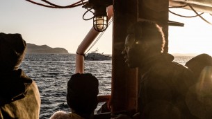 Migranti, l'Ue apre: "Pronti ad aiutare"