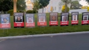 Migranti, l'ultima trovata di Trump: le foto sul prato della Casa Bianca