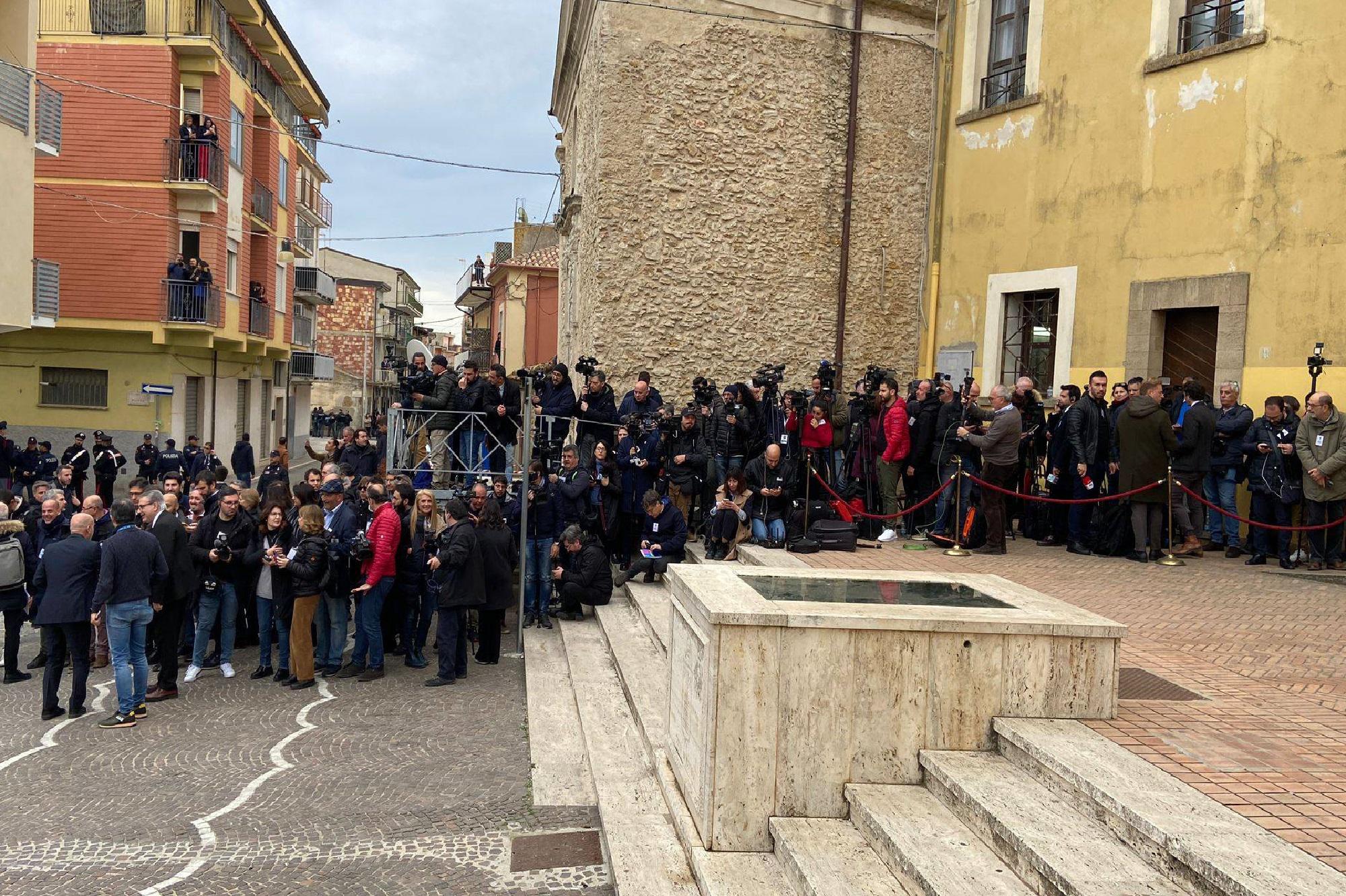 Migranti, Meloni a Cutro per il Cdm