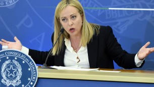 Migranti, Meloni: "Governo rispetta regole, divieto Ong è legittimo"