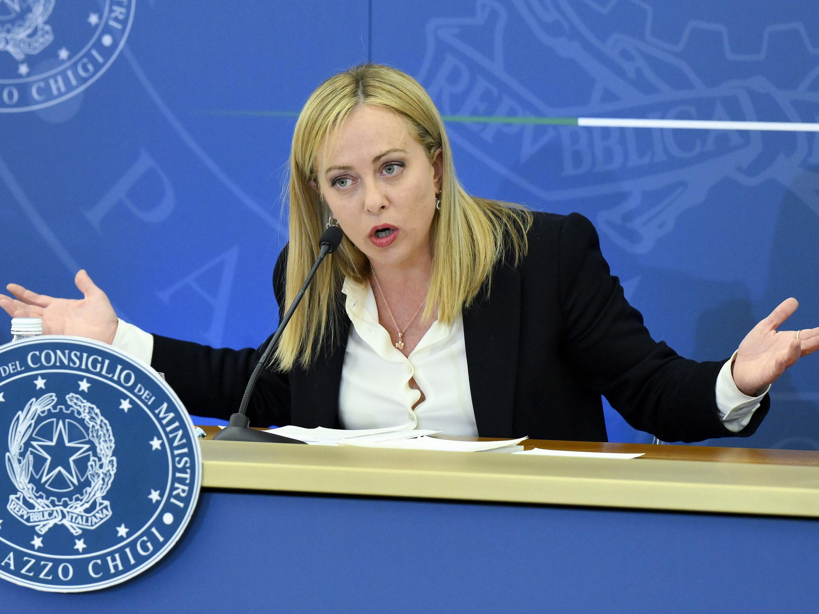 Migranti, Meloni: "Governo rispetta regole, divieto Ong è legittimo"